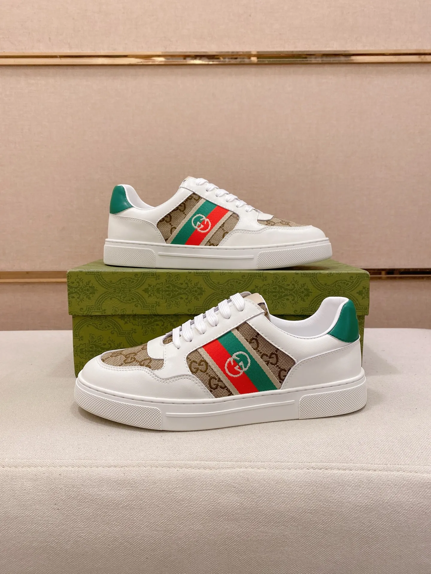 Men's shoes💰 440💰The new GUCCI (Gucci) counters are launched simultaneously. The new men's shoes, 😘fabrics are selected from imported cowhide, and the lining is sheepskin lining. 👍🏿 High-end ☄️ air-cushion molded anti-slip rubber outsole, exquisite lines, simple and elegant, comfortable and high-end for leisure travel. Code number: 38 to 44 (45 can be customized and cannot be returned or exchanged)